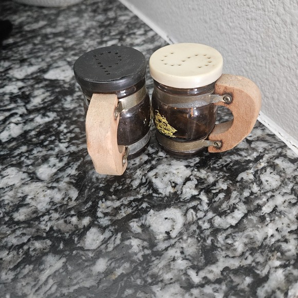 Vintage, Small, Brown Glass Barrel - "Jamaica" Salt & Pepper Shaker Set‎ - Picture 5 of 11